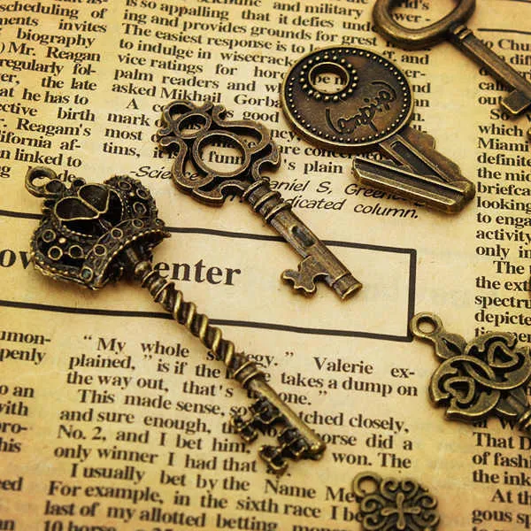 14pcs Retro Vintage Old Style Key Pendants DIY Accessaries